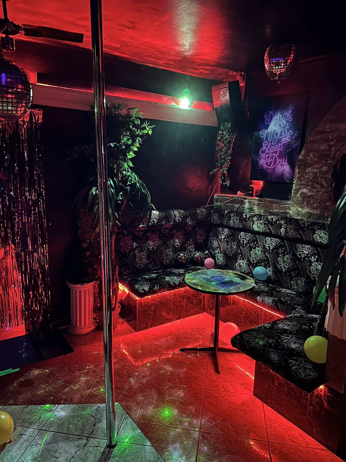 Lounge ülősarok, diszkógömb